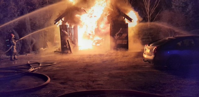 Do pożaru garażu w Obornikach doszło we wtorek, 22 marca wieczorem. Ogień objął cały budynek, w którym znajdowały się między innymi butle z gazem i samochód osobowy. Czytaj dalej i zobacz zdjęcia z akcji strażaków --->