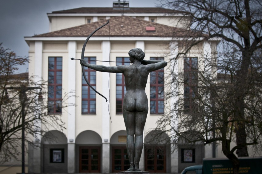 Chuligani zniszczyli łuk Łuczniczki z parku im. Kochanowskiego