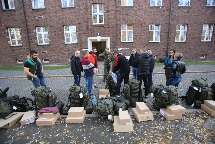 Powołanie do wojska w Gliwicach. Prawie 160 osób przybyło na...