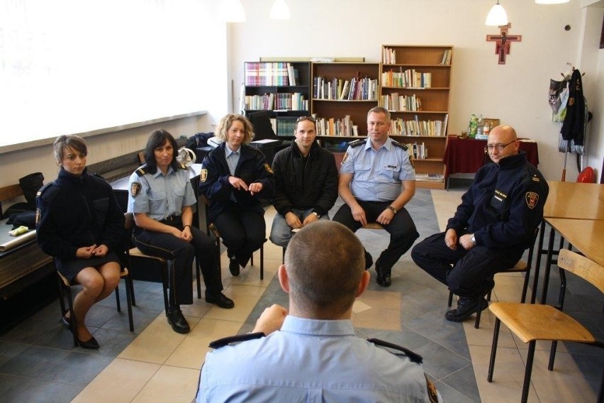 Lekcja języka migowego dla policjantów i strażników...