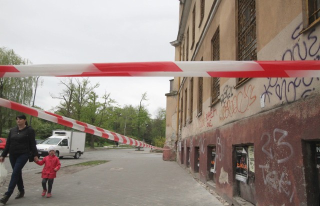 Sypią się tynki i kawałki cegieł  z budynku dawnej Policyjnej Izby Dziecka.