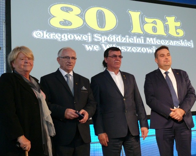 Prezes włoszczowskiej mleczarni Stanisław Skóra (drugi od lewej) został uhonorowany złotą odznaką Polskiej Federacji Hodowców Bydła i Producentów Mleka.