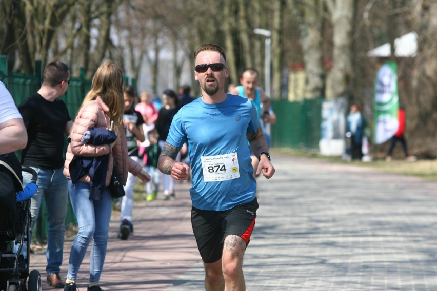 Biegli w niedzielę nad Zalewem Zemborzyckiem. To ostatni bieg z cyklu "Cztery Dychy do Maratonu" [DUŻO ZDJĘĆ]