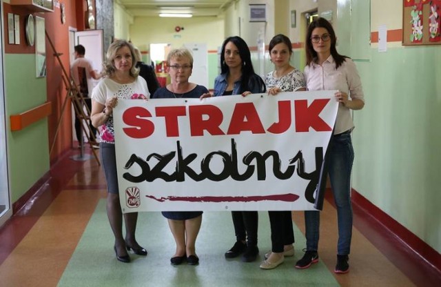 W ankietach, które ZNP przeprowadziło wśród nauczycieli, zdecydowana większość z nich opowiada się za najbardziej dotkliwą formą protestu, czyli strajkiem w czasie egzaminów. Przypomnijmy, że taka akcja miała miejsce 31 marca 2017 roku. Wtedy nauczyciele  odeszli od tablic nie tylko z powodu płac, ale i reformy. Zobacz także:Top 7 toruńskich liceówNowosciTorun