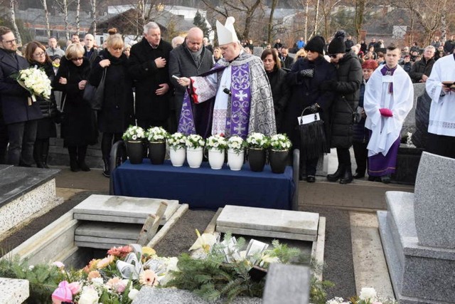 Pogrzeb rodziny Kaimów w Szczyrku był wielką manifestacją solidarności mieszkańców z osobami, które w katastrofie straciły bliskich