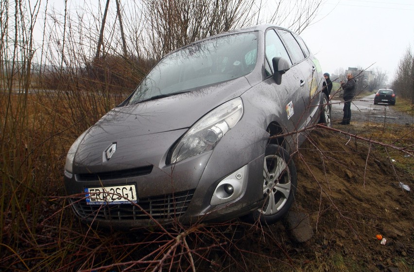 Napadł na taksówkarza i ukradł mu samochód. Taksówkę porzucił pod dyskoteką [ZDJĘCIA]