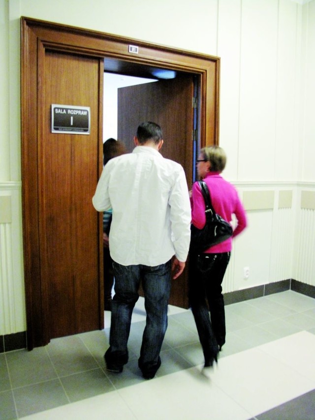 Patryk i Jola wchodzący na salę sądową - na chwilę przed rozprawą