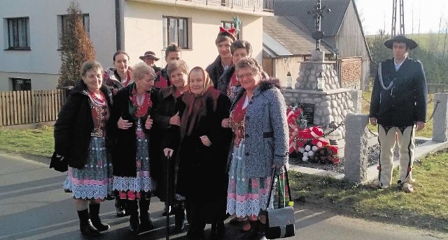 Delegacja z Zielonek w Morawczynie, przy pomniku upamiętniającym śmierć Wiktorii Baranówny