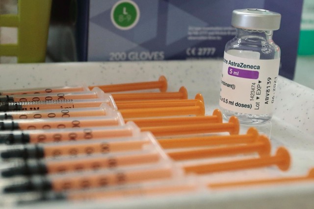 Zamieszanie wokół szczepionki firmy AstraZeneca. EMA potwierdza bezpieczeństwo, jednak państwa członkowskie UE ograniczają jej użycie