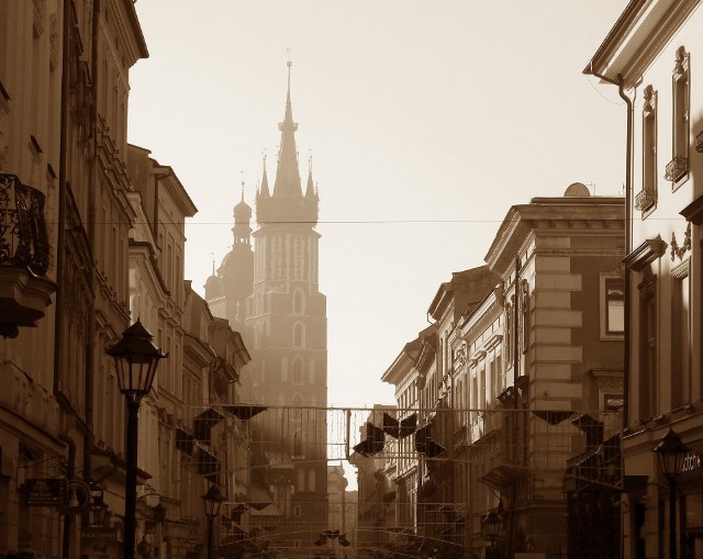 Widok na Kościół Mariacki w Krakowie, który jest znany ze złej jakości powietrza, choć pod tym względem w Polsce przodują mniejsze miasta