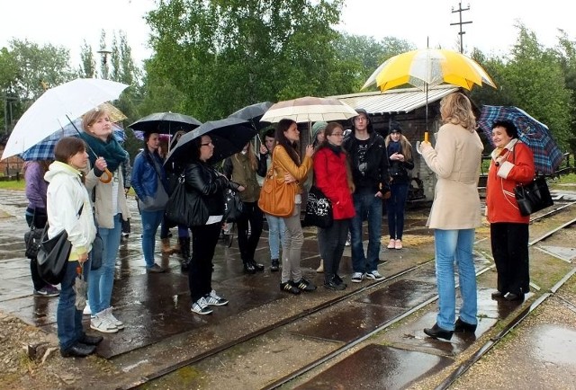 W strugach deszczu najsympatyczniejsi maturzyści powiatu starachowickiego zwiedzali Muzeum Przyrody i Techniki.