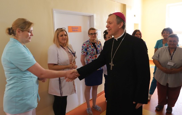 Biskup Piotr Turzyński dziękował lekarzom i pielęgniarkom za wielkie zaangażowanie w ratowanie życia i zdrowia bliźnich.