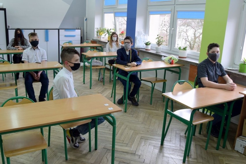 Próbny egzamin ósmoklasisty z języka polskiego w Szkole Podstawowej numer 12 imienia Bohaterów Westerplatte w Kielcach (ZDJĘCIA, WIDEO)