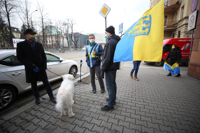 Ślonsko Sztama przed biurem Prawa i Sprawiedliwości w...