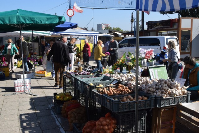 W piątek 3 września na kieleckich bazarach ceny owoców i warzyw niestety lekko poszły w górę. Na przekład za kilogram ziemniaków trzeba było zapłacić już 2 złote, za kalafiora 5-6 złotych, za brokuły - 6 złotych, ogórki  5 złotych. Widać wyraźnie, że czas wyjątkowo niskich cen się kończy.Na kolejnych slajdach zobaczcie ceny najpopularniejszych owoców i warzyw na bazarach w Kielcach w piątek 3 września 