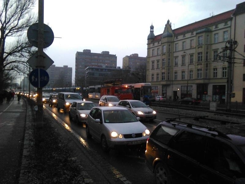 Awaria na Legnickiej. Tramwaje utknęły w ogromnym korku (ZDJĘCIA)