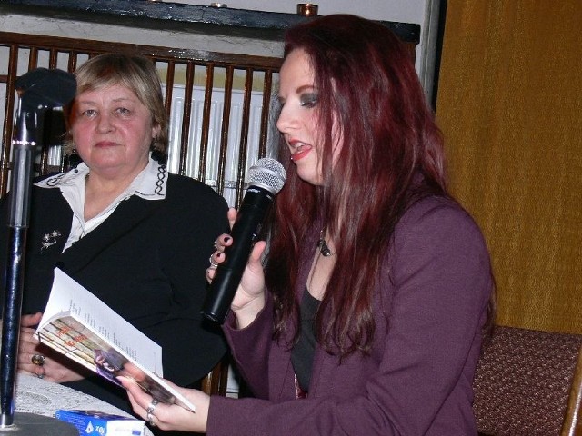 Urszula Wójcik czyta swoje wiersze w Miejskim Centrum Kultury w Skarżysku.