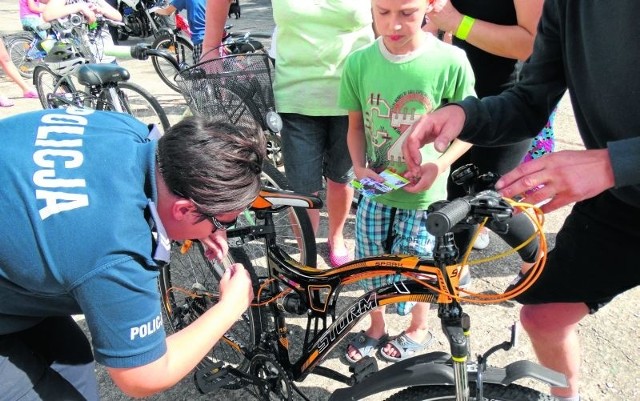 Policjanci znakowali rowery w Starym Kobylniku.