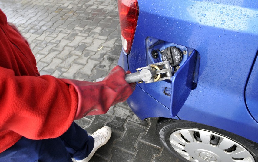 Wahania cen ropy sprawiły, że hurtowe ceny paliw osiągnęły...