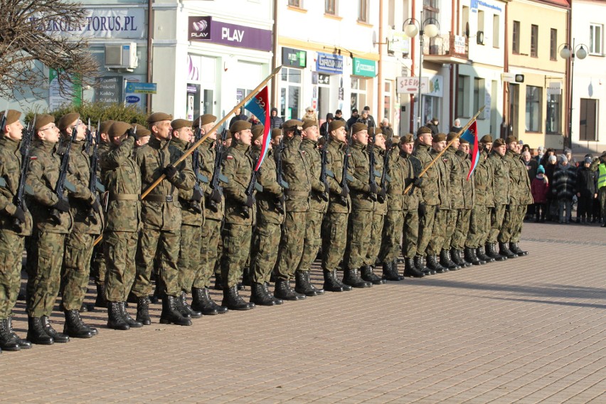 Na Placu Bartosza Głowackiego w Tarnobrzegu  „Terytorialsi” wypowiedzieli rotę przysięgi wojskowej. Było bardzo uroczyście (duzo zdjęć)