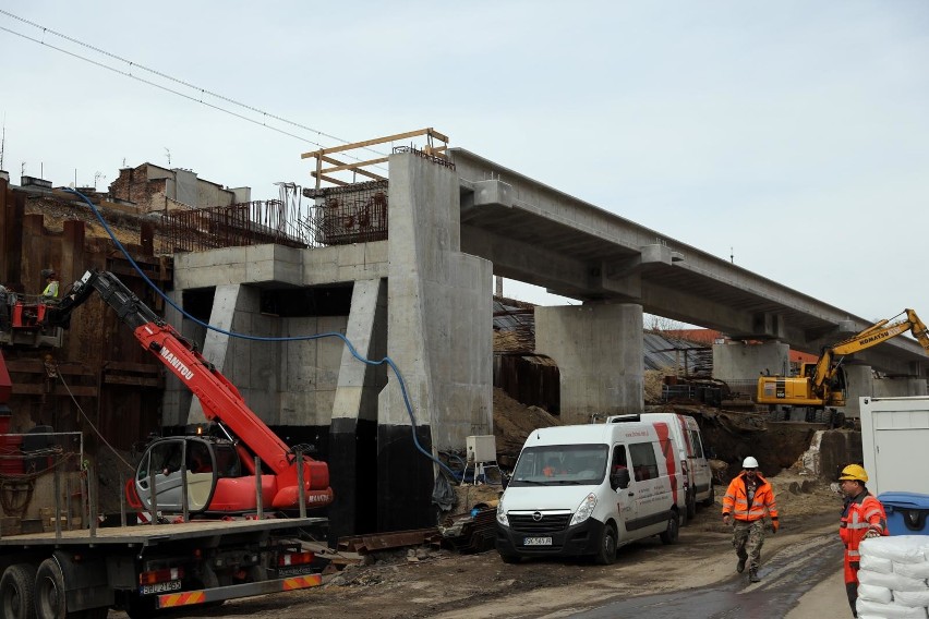 Krakowianie wskazują, jak powinien wyglądać teren pod powstającymi estakadami. A kolejarze i urzędnicy wciąż rozmawiają