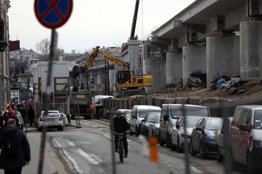 Krakowianie wskazują, jak powinien wyglądać teren pod powstającymi estakadami. A kolejarze i urzędnicy wciąż rozmawiają