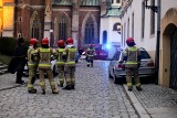 Akcja służb na Ostrowie Tumskim we Wrocławiu. Kierowca BMW wjechał w latarnię gazową [ZDJĘCIA]