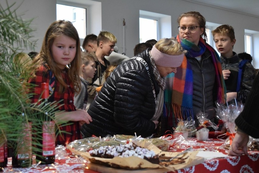 Udany kiermasz świąteczny w szkole przy Słonecznej w Jedlni-Letnisku. Zobacz zdjęcia