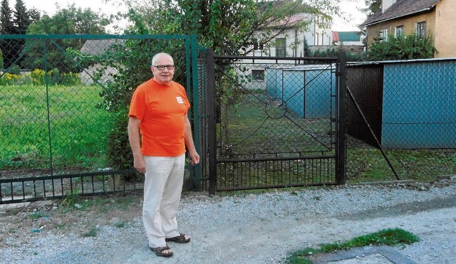 Andrzej Mędrala zgadza się na oddanie części działki na końcu posesji należącej do jego rodziny, ale nie w środku podwórka