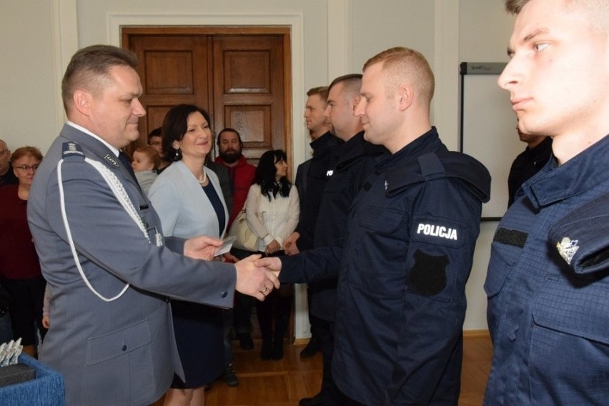 20 nowych podkarpackich policjantów złożyło ślubowanie. Znasz któregoś z nich? (zdjęcia)