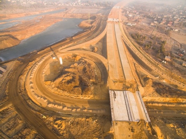 Budowa autostrady A1, odcinek F. Zdjęcia z lutego 2019 r. To część A1, która będzie autostradową obwodnicą Częstochowy. Budowa powoduje obecnie utrudnienia dla kierowców, które zaczynają się na DK 1 w Mykanowie