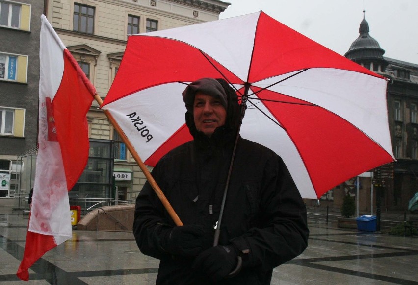 Manifestacja KOD w Bielsku-Białej w strugach deszczu [ZDJĘCIA]