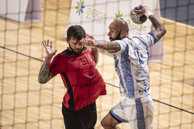 Handball Stal Mielec (biało-niebieskie stroje) w dwóch seriach meczów zgromadziła tylko jeden punkt.