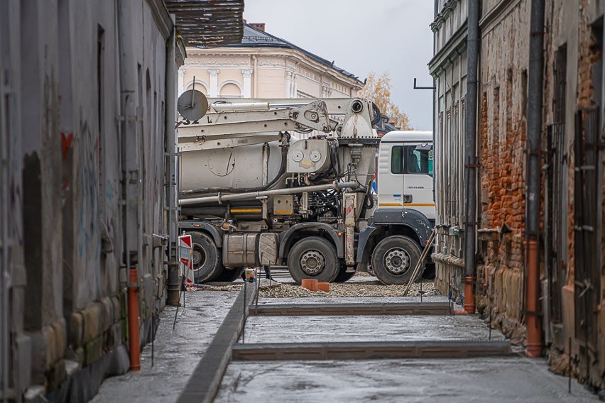 Nowy Sącz. Remont ulicy Wąskiej na ukończeniu. Wylali już beton [ZDJĘCIA]