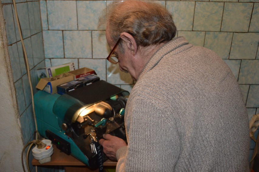 66-letni Sławomir Matysek jest emerytem. Pomaga koledze...