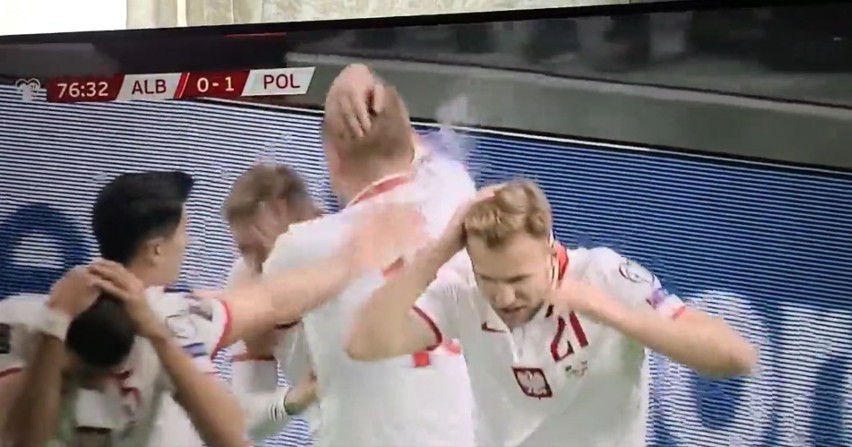 Mecz Polski z Albanią przerwany! Kibice obrzucili piłkarzy butelkami. Po przerwie sędzia wznowił spotkanie i Polska wygrała 1:0 WIDEO