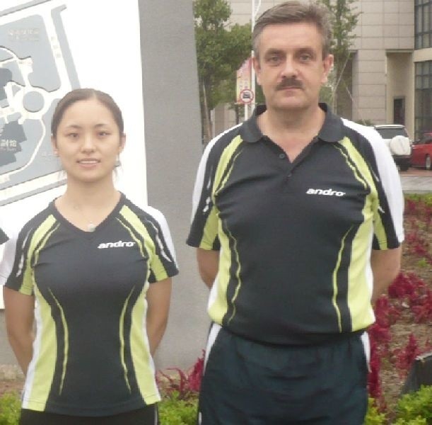 Tenisistka stołowa Zamku Tarnobrzeg Li Qian oraz trener Zbigniew Nęcek przed ośrodkiem w Zhengding.  