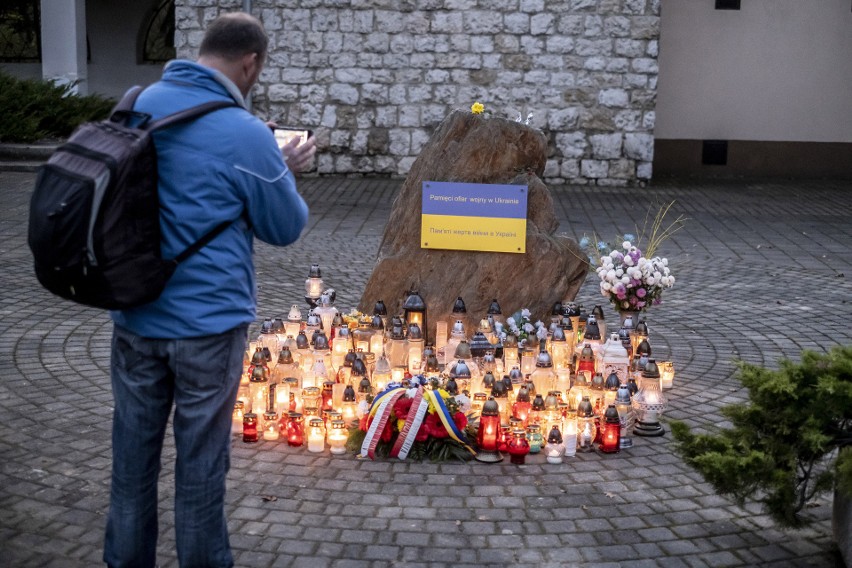 Głazy z flagą Ukrainy stanęły na dwóch cmentarzach w...