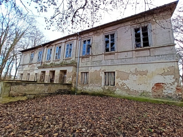 Niedaleko Rawicza, we wsi Sarbinowo, znajduje się piękny, historyczny obiekt. To dworek wraz z otaczającym go parkiem. Niestety, zabytek z każdym rokiem popada w większą ruinę. Sprawdź zdjęcia tego wyjątkowego budynku ---->