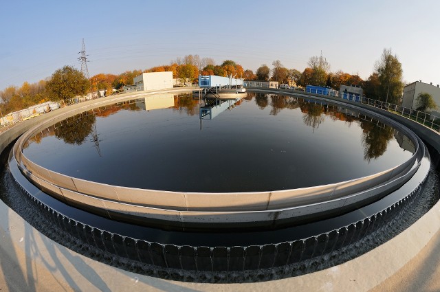 Dąbrowskie Wodociągi starają się zapewnić bezpieczną dystrybucję wody do mieszkań i domów dąbrowian Zobacz kolejne zdjęcia/plansze. Przesuwaj zdjęcia w prawo - naciśnij strzałkę lub przycisk NASTĘPNE