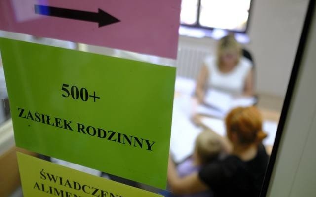 500 plus nie dla wszystkich. Świadczenie dla tych, którzy pracują i co ważne nie są najbogatsi. Proponowane zmiany wejdą w życie?