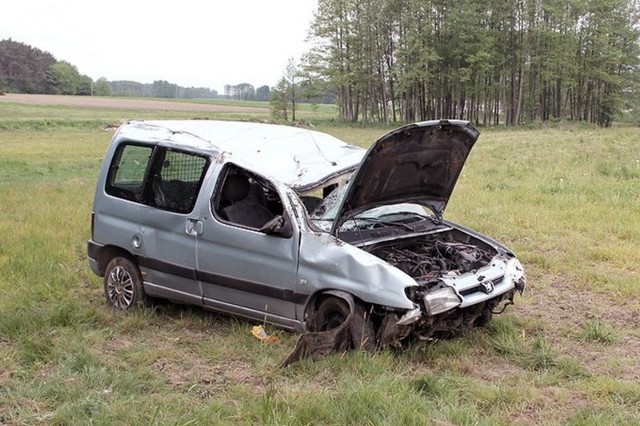 29-latek jechał za szybko. Na zakręcie stracił panowanie nad samochodem i zjechał do przydrożnego rowu. Tam auto kilkakrotnie dachowało.