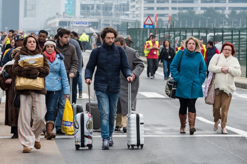 Pasażerowie opuszczają lotnisko w Brukseli
