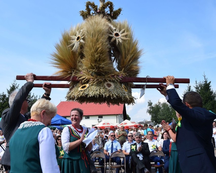 Dożynki 2018 w upale. Rolnicy gmin Włoszczowa i Radków pierwsi w powiecie podziękowali za plony