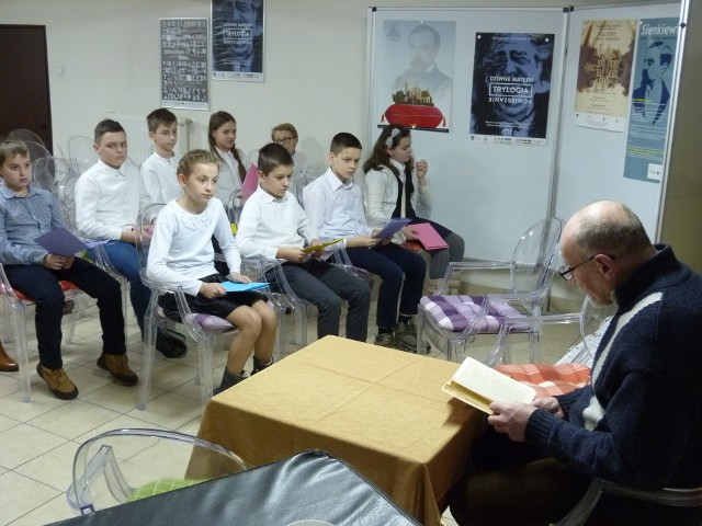W pierwszym czytaniu fragmentów utworów pisarzy naszego regionu w Oblęgorku wzięli udział uczniowie z miejscowej szkoły.