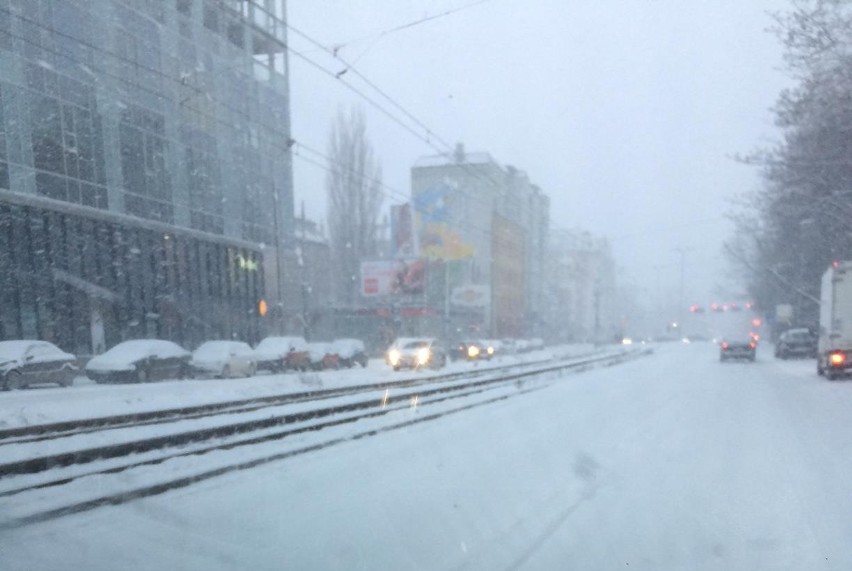 Atak zimy we Wrocławiu. Miasto stanęło w korku (ZDJĘCIA)