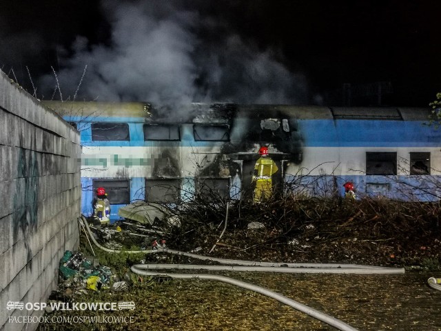 Trzy zastępy straży pożarnej walczyły z pożarem wagonu stojącego na bocznicy przy ul. Kilińskiego w Lesznie. Ogień pojawił się w nocy z piątku na sobotę, tj. z 16 na 17 kwietnia, przed godz. 1. Na bocznicy stało kilkanaście wagonów wycofanych już z użytku. Co było przyczyną pożaru? Najprawdopodobniej zaprószenie ognia. Zobacz zdjęcia z akcji gaszenia pożaru. Przejdź dalej -->Zobacz też: Wraki samochodów w Poznaniu: 