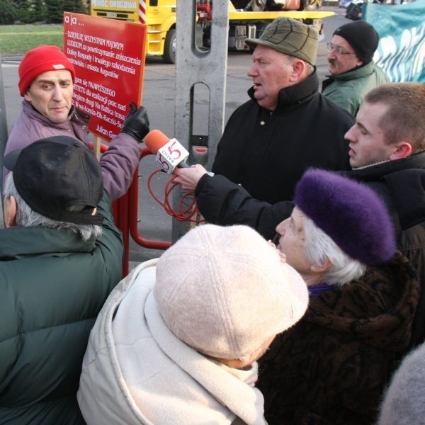 Na pikiecie w Augustowie znalazł się jeden przeciwnik budowy obwodnicy. Szybko został "zgaszony" przez protestujących.