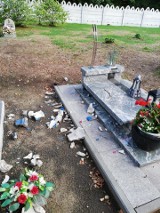 Połamane krzyże i rozbite nagrobki. Cmentarz w Zabrzu-Makoszowach zniszczony przez wandali 