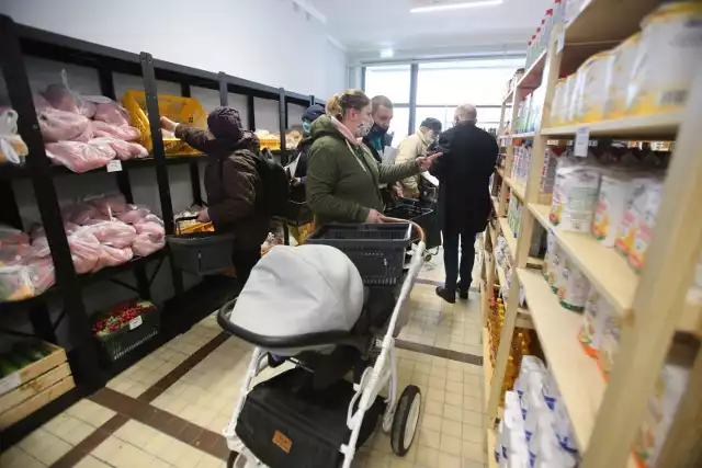 Sklep socjalny w Katowicach. Ile tu kosztuje żywność.Zobacz kolejne zdjęcia. Przesuwaj zdjęcia w prawo - naciśnij strzałkę lub przycisk NASTĘPNE